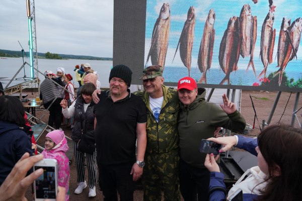 В Карелии рыбакам за пойманную щуку подарили внедорожник. фестиваль, рыбы, щука, внедорожник, Карелия