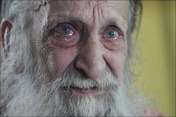Старик 10 лет ждет дочь, которая его бросила. 14657.jpeg Старик 10 лет ждет дочь, которая его бросила. 14657.jpeg