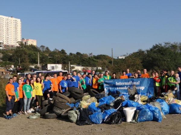 Жители Владивостока на морских субботниках собрали 4 тонны мусора