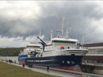 В Петербурге спустили на воду плавучий траулер "Кастор"
