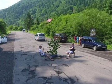 Двое мужчин устроили «рыбалку» на автотрассе