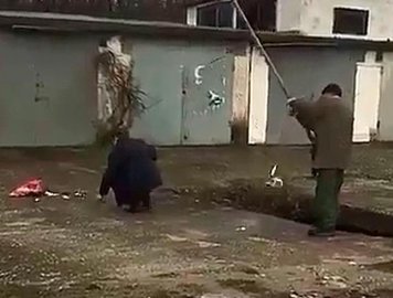 Новороссийцы ловят кефаль в ливневке